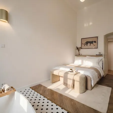 Turnkey I Grand 5-bedroom With Balcony Near Wenceslas Square * Prague